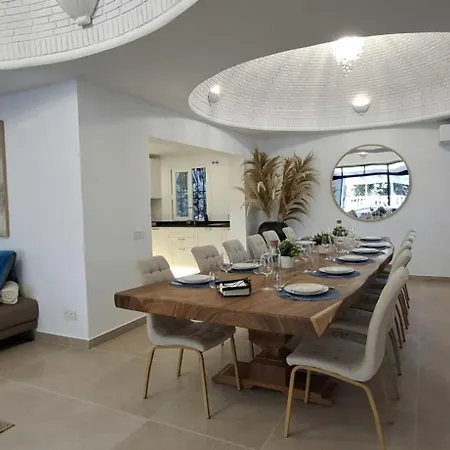 Tess Sinfonia Villa *
